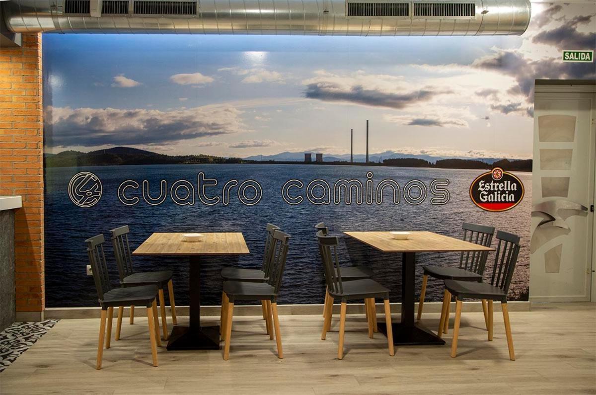 Hostal Restaurante Cuatro Caminos Cubillos del Sil Exterior foto